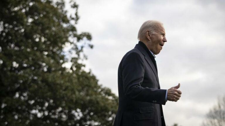 Nieuwe hond in Witte Huis: president Biden stelt ‘Commander’ voor (video)
