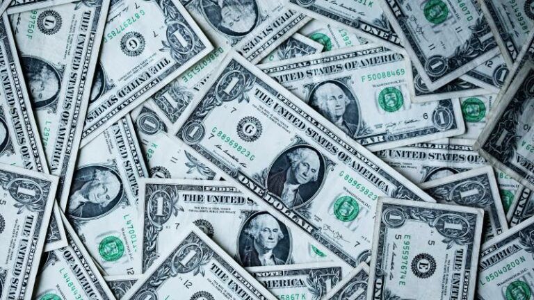 Amerikaanse universiteit in de ban van mysterieuze doos vol geld