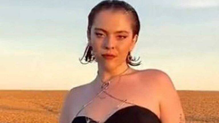 Vrouw poseert in gewaagde jurk: «Dat zou ik vroeger nooit gedurfd hebben» (foto)