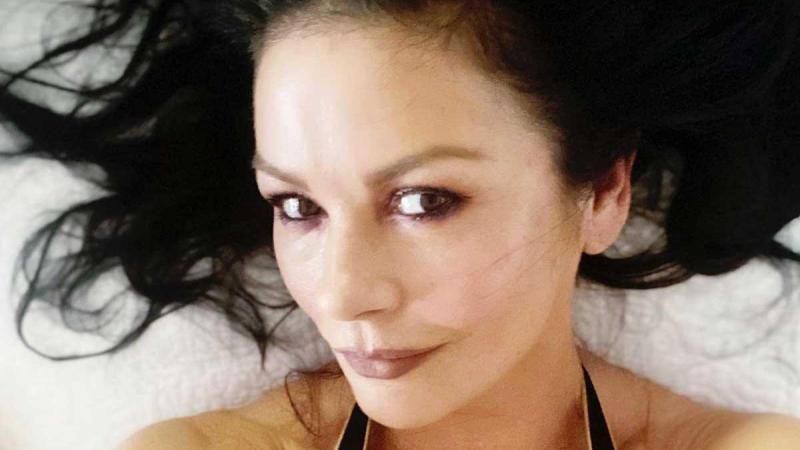 Catherine Zeta-Jones oogst lof met bikiniselfie: «Ik ben jaloers op je schoonheid»