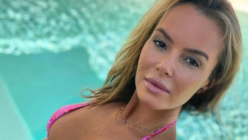 ‘BGT’-jurylid Amanda Holden poseert in sexy kerstoutfit én kust zangeres. Fans lovend: “De knapste elf ooit!” (foto)