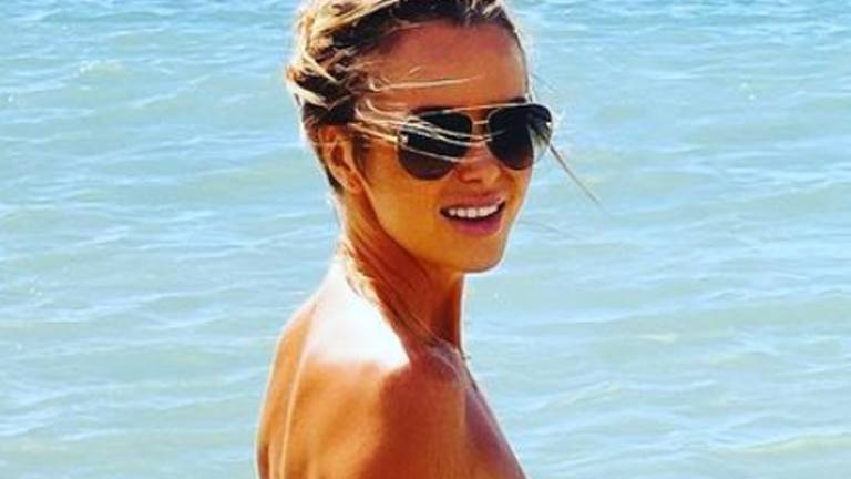 ‘BGT’-jurylid Amanda Holden geniet in bikini. Volgers lovend: “Knappe vrouw!” (foto’s)