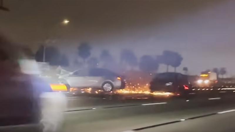 Wagen staat stil op donker stuk van snelweg. Wat volgt? HORRORCRASH! (video)