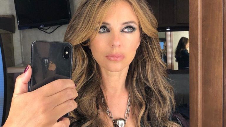 Beroemde actrice (56) viert boosterprik met sexy bikinifoto. Fans lovend: “Prachtig”