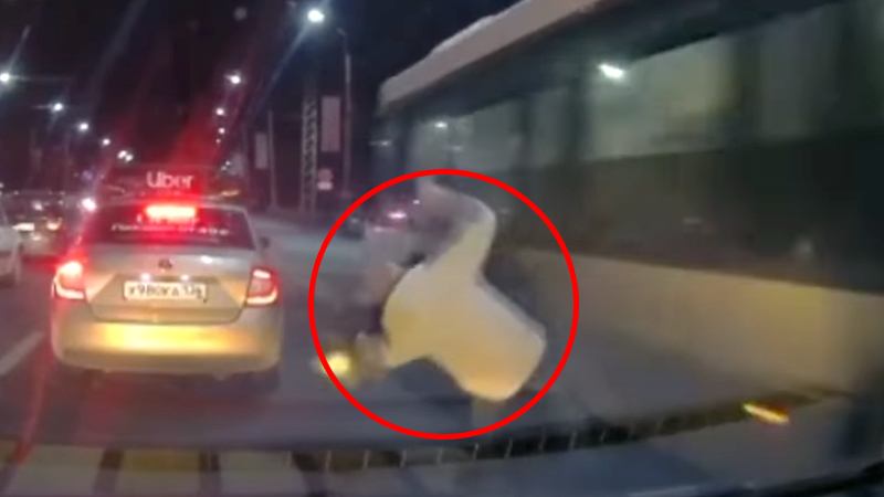 Gehaaste man mag van VEEL geluk spreken dat hij deze bus net ‘gemist’ heeft! (video)