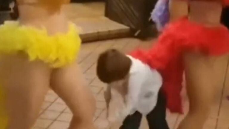 Jongetje leert op STEVIGE wijze dat sensuele danseressen gevaarlijk kunnen zijn (video)