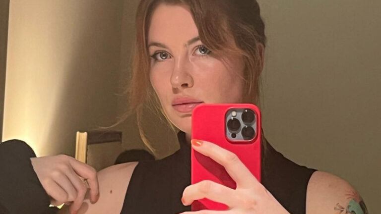 Dochter van beroemd acteurskoppel poseert als sexy bibliothecaresse. Fans lovend: “Wauw!” (foto)