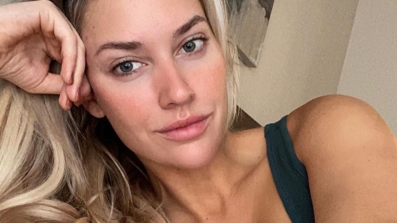 ‘Knapste golfster ter wereld’ poseert in zeer PIKANTE kerstoutfits. Fans lovend: “Schoonheid!” (foto’s)