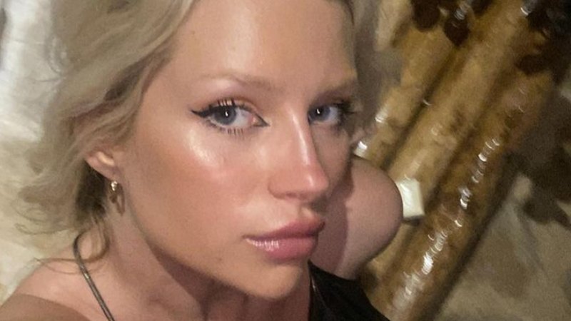 Zus van Kate Moss deelt wel erg pikante lingeriefoto. Fans lovend: “Ronduit prachtig!” (foto)
