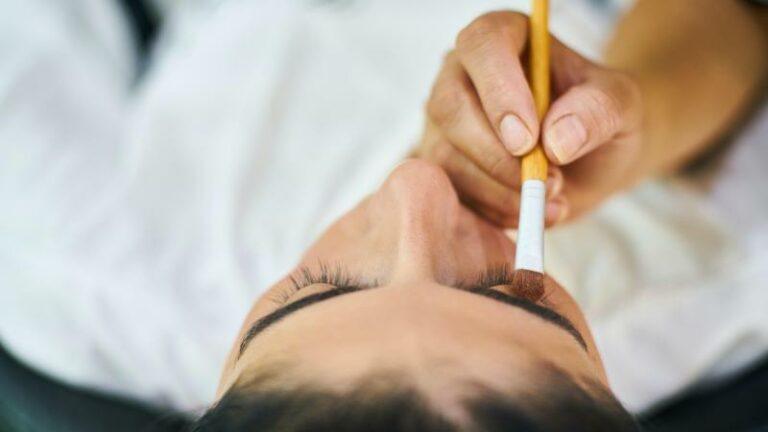 Cosmetische ingreep aan wenkbrauwen gaat volledig fout voor Cheyanne (14): «Bijna mijn zicht kwijt» (foto)
