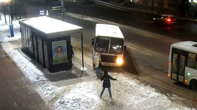 Bus glijdt weg op spekgladde baan en rijdt wachtende passagier aan (video)