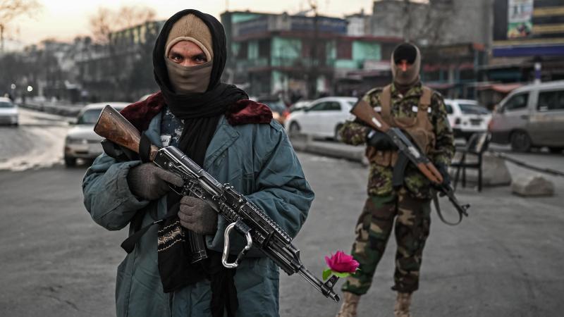 BIZAR. Taliban bevelen winkeleigenaren om paspoppen te onthoofden (video)