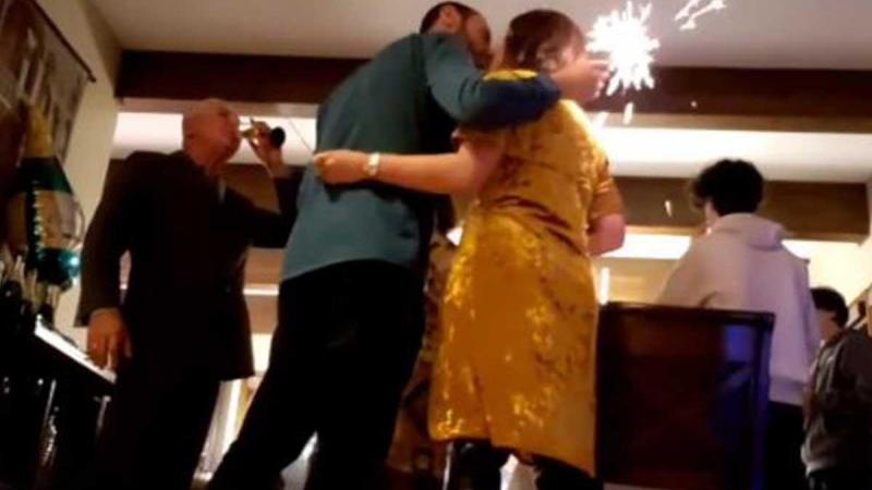 Man steekt per ongeluk haar van vriendin in brand tijdens nieuwjaarsfeest (video)