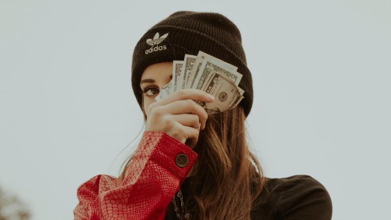 BIZAR. Vrouw verkoopt voor 200.000 euro aan scheetjes, maar dan gaat het mis