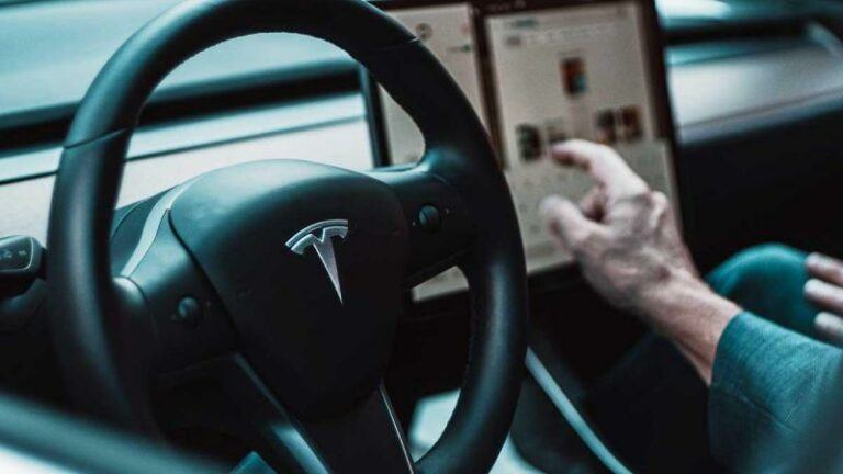 Tesla-bestuurder betrapt terwijl hij seksfilmpje bekijkt achter het stuur (foto)