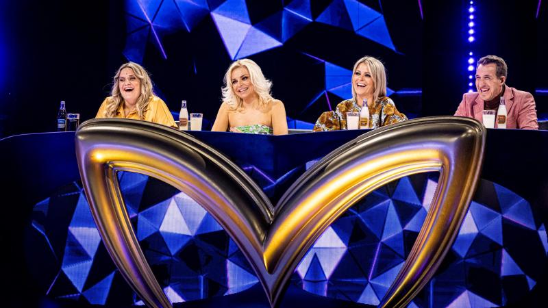 Nieuw personage komt het podium van The Masked Singer in vuur en vlam zetten (foto)