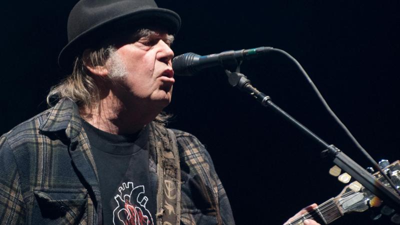 Neil Young dreigt om zijn muziek van Spotify te laten halen na discussie over vaccinatie