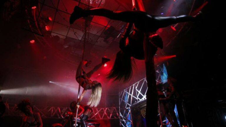 OEPS. Zwitserse topbankier mag gepeperde rekening bij stripclubs uitleggen aan de rechter