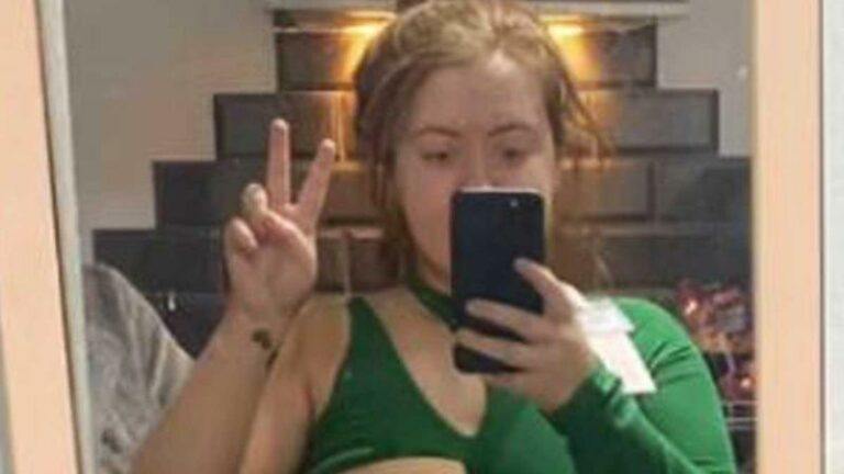 Vrouw past elegant kleedje, maar merkt dat haar borst volledig zichtbaar is (foto)