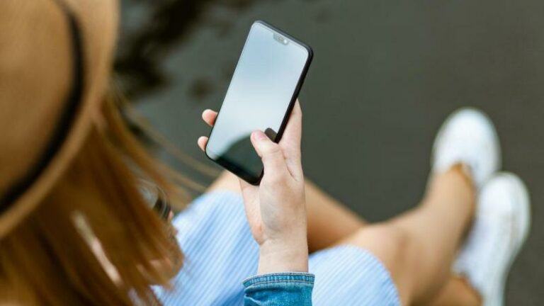 Vrouw stuurt date per ongeluk gênant bericht over haar beha: «Ik schaam me dood!»