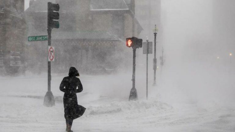 Vluchten geschrapt en stroomuitval voor duizenden mensen: Sneeuwstorm legt noordoosten van VS lam (foto’s)