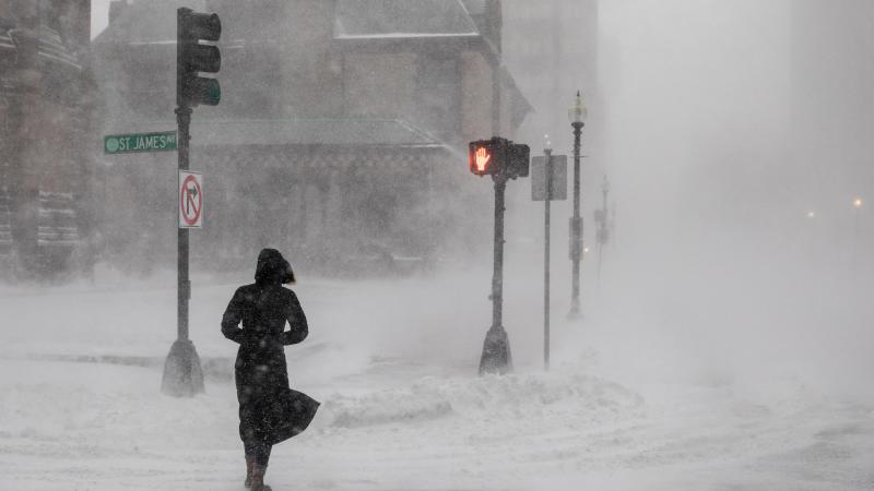 Vluchten geschrapt en stroomuitval voor duizenden mensen: Sneeuwstorm legt noordoosten van VS lam (foto’s)