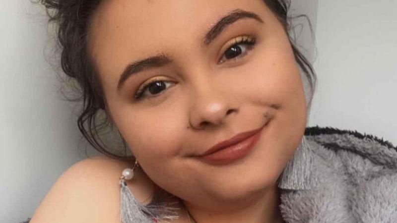 Serveerster wil kleinere borsten nadat ze DIT meemaakt: «Het was zo gênant!»