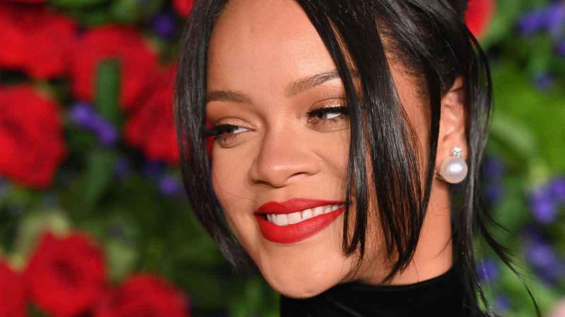 Rihanna is zwanger van eerste kindje en toont meteen haar bolle buik (foto)