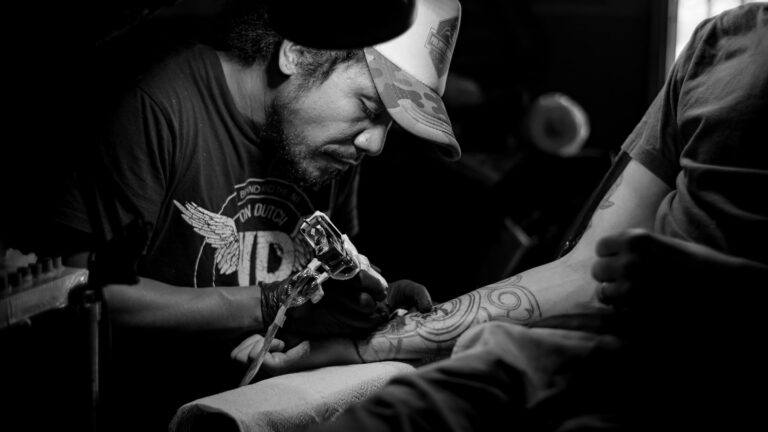 Wat tattooshops doen en de apparatuur die ze gebruiken