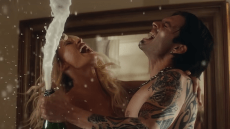 Lily James poedelnaakt als Pamela Anderson in trailer ‘Pam & Tommy’ (video)