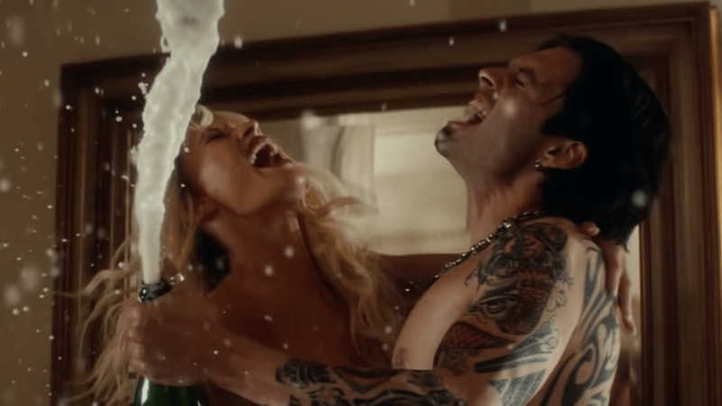 Lily James poedelnaakt als Pamela Anderson in trailer ‘Pam & Tommy’ (video)