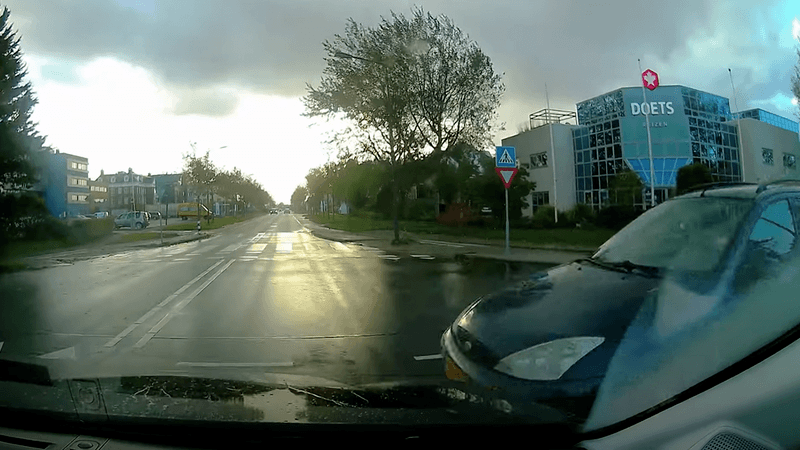 Nederlandse chauffeur vermijdt op nippertje ramp: “Vandaag was ik de idioot” (video)