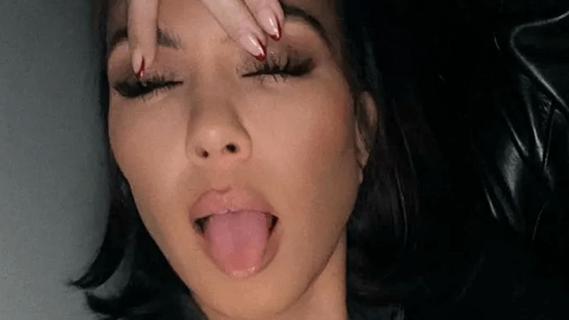 Kourtney Kardashian post sexy badselfie, fans reageren verdeeld: “Zo mooi en toch zo onorigineel” (foto)