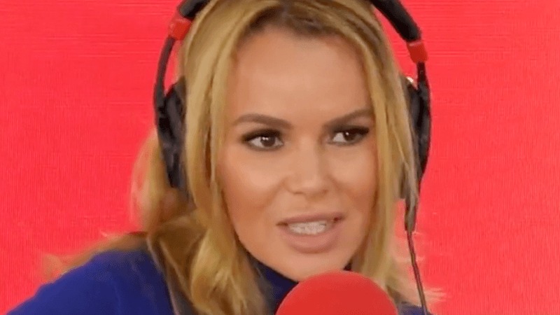 Klungelige Amanda Holden: “Ik kwetste mijn been toen ik naakt naar m’n bubbelbad liep” (video)