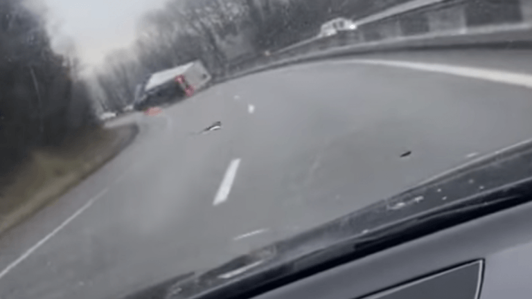 Vrouw beleeft schrik van haar leven wanneer voor haar truck crasht (video)