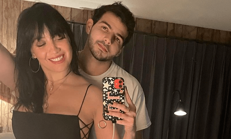Model Daisy Lowe (32) verbaast fans met naaktselfie: “Je bent gewoonweg prachtig!” (foto)