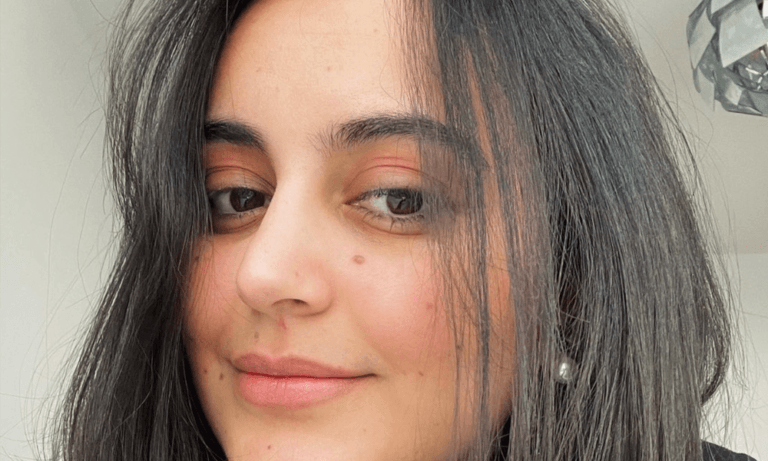 Afghaanse actrice uit seksfilms klinkt overtuigd: “Ik ben er zeker van dat de Taliban me kent” (foto’s)