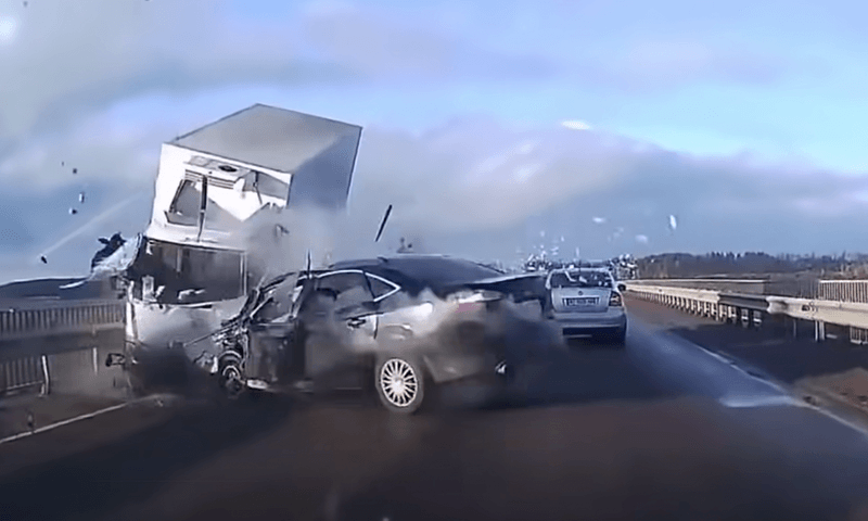 Compilatie vol straffe autocrashes gaat viraal: “Dit zijn de grootste idioten op de weg” (video)