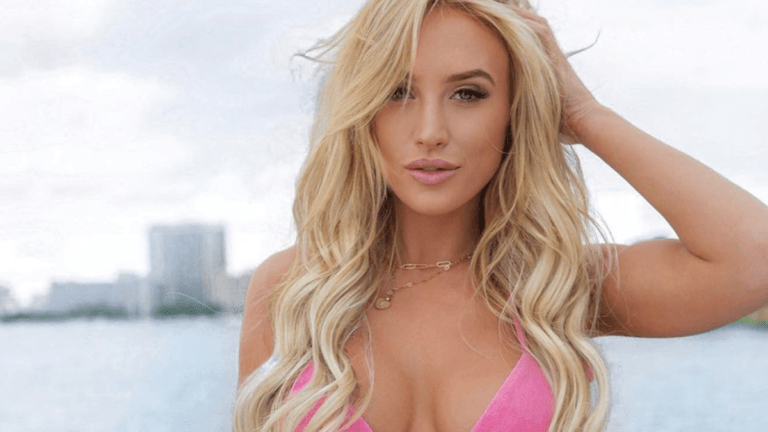 OnlyFans-ster doet boekje open: “Mijn mama helpt me foto’s te nemen. Ze kocht me zelfs een zweep!”
