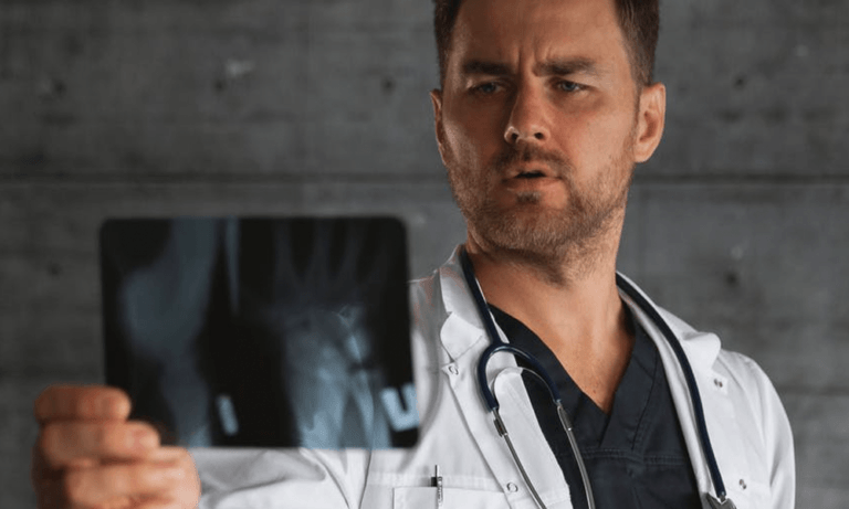 Dokter doet een wel erg lugubere ontdekking in oor van patiënt: “Ik voelde het dagenlang kronkelen”