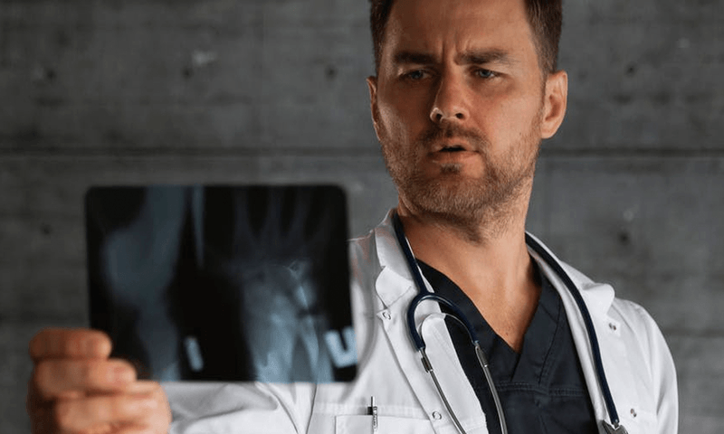 Dokter doet een wel erg lugubere ontdekking in oor van patiënt: “Ik voelde het dagenlang kronkelen”