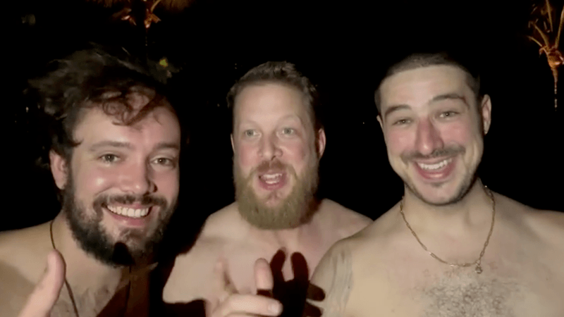 Wereldbekende muziekgroep springt naakt het nieuwe jaar in: “Happy Nude Year!” (video)