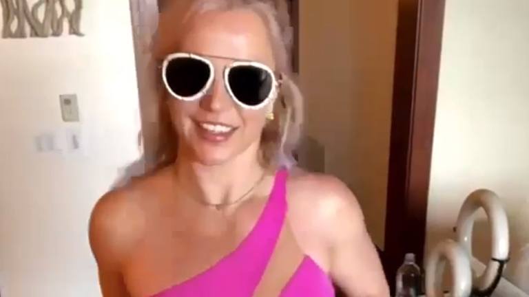 Britney Spears paradeert in opvallend badpak én is openhartig: “Dat mocht ik NOOIT doen!” (video)