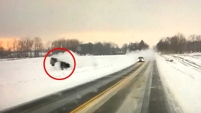 Jonge bestuurster haalt in op spekgladde weg. Dat was een DOM plan! (video)