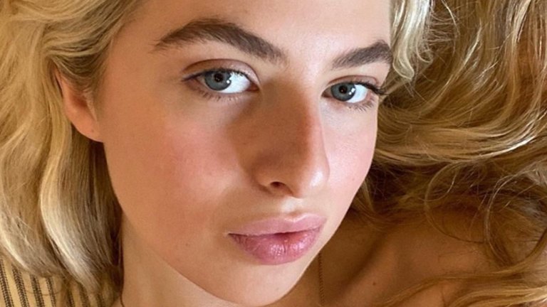 Dochter van Oasis-zanger Noel Gallagher deelt bikiniselfie. Fans lovend: “Absoluut prachtig” (foto)