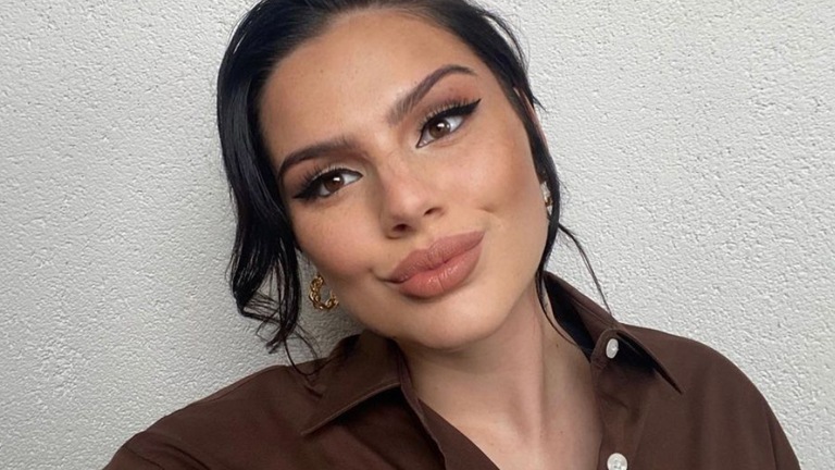 Famke Louise deelt prachtige foto van haar bolle buikje. Volgers reageren: “Heel mooi!”