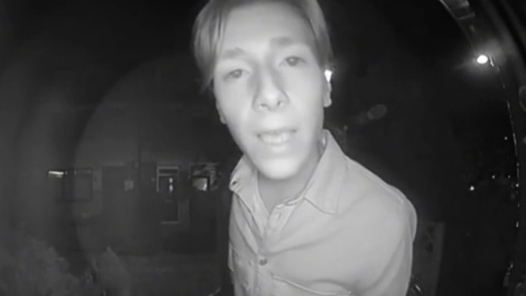 HILARISCH: Zoon komt in het holst van de nacht thuis en stelt ouders gerust (video)