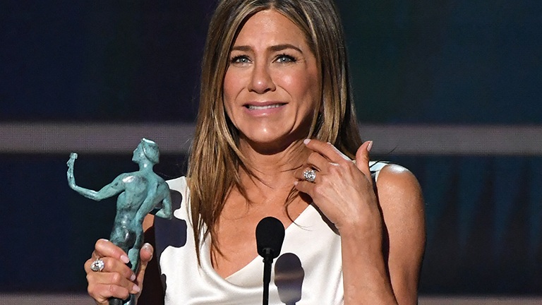Jennifer Aniston draagt enkel een badhanddoek en poseert zonder make-up: “Je bent zo mooi!” (foto’s)