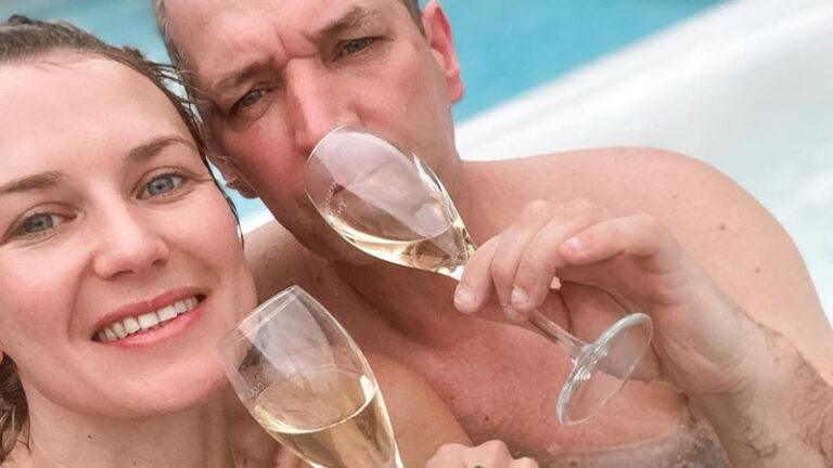 Vriendin van Karl Vannieuwkerke deelt leuke foto uit jacuzzi niet zomaar: “Blij dat de pre-puberteit erop zit”