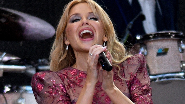 Kylie Minogue deelt zwoele blik én warme boodschap op Instagram: “Geef liefde!” (foto)